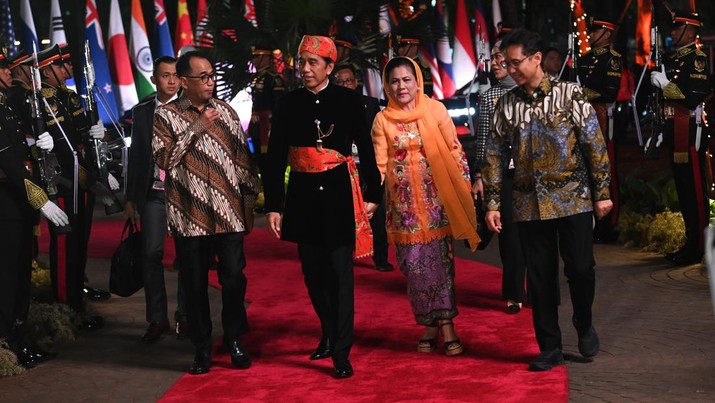 Presiden RI Joko Widodo dan Ibu Negara Iriana Joko Widodo disambut Menhub Budi Karya Sumadi dan Menkes Budi Gunadi Sadikin saat tiba di lokasi Gala Dinner KTT ke-43 ASEAN di Hutan Kota Plataran, Kompleks GBK Jakarta, Rabu (6/9/2023). (Dok: Media Center KTT Asean)