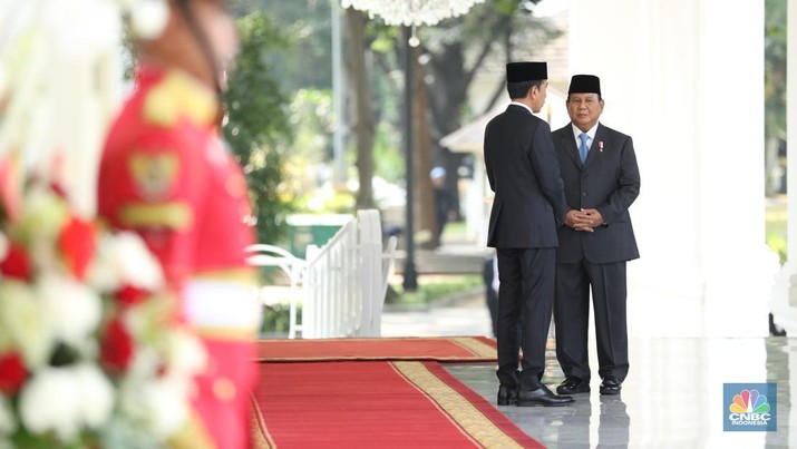 Presiden Joko Widodo dan Prabowo Subianto bersiap menyambut kedatangan Paus Fransiskus yang akan melakukan pertemuan dengan Presiden Jokowi di Istana Merderka, Jakarta, Rabu (4/9/2024). (CNBC Indonesia/Tri Susilo)